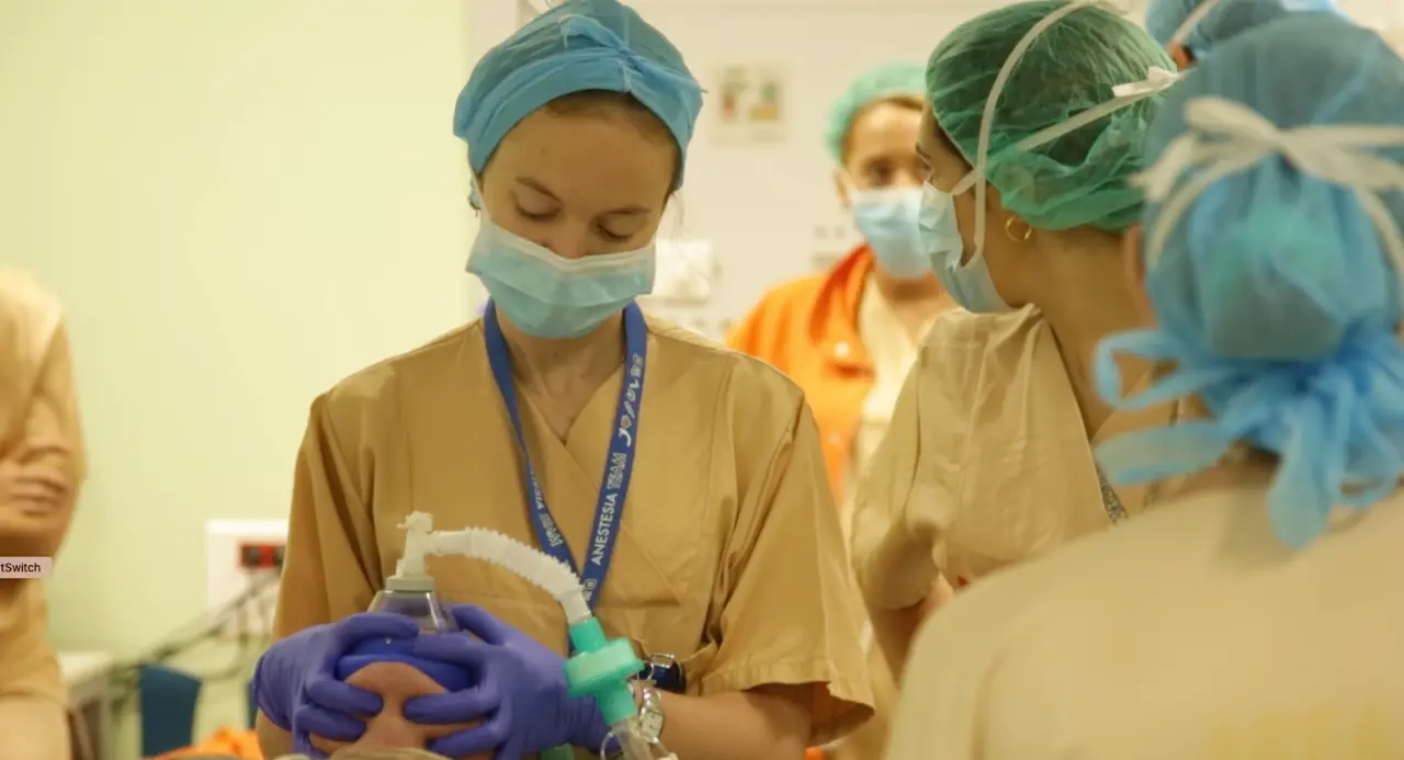 Varias sanitarias en el Hospital Marqu&eacute;s de Valdecilla. / TREVOL