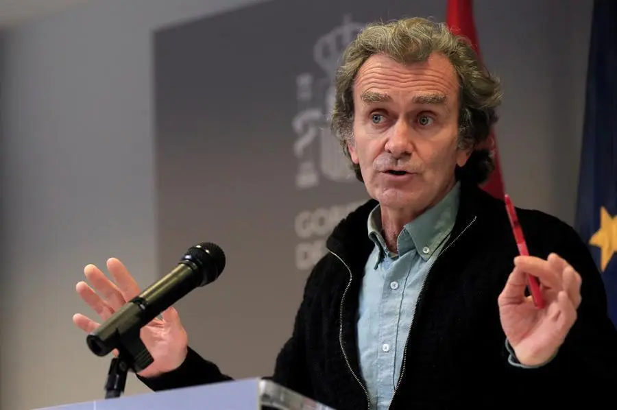 El director del Centro de Coordinaci&oacute;n de Alertas y Emergencias Sanitarias, Fernando Sim&oacute;n, ofrece una rueda de prensa este lunes en el Ministerio de Salud en Madrid. EFE/Fernando Alvarado