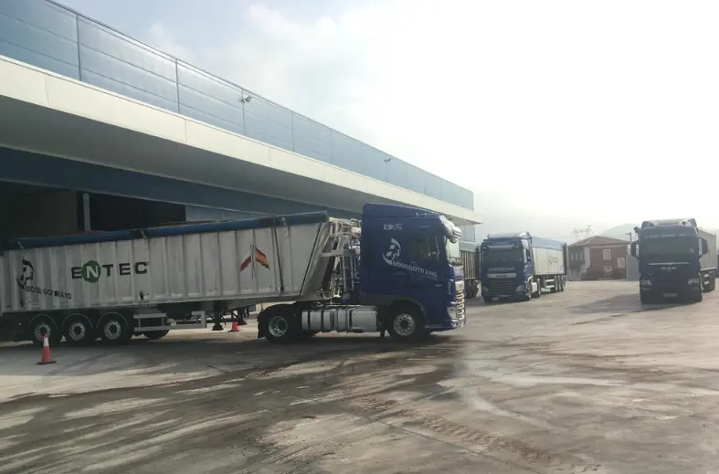 Vista de la nave situada en el pol&iacute;gono de Vi&eacute;rnoles en Torrelavega. / ALERTA