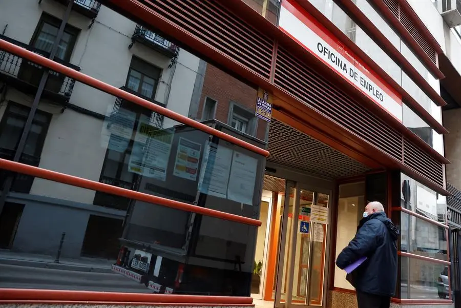 Un hombre entra a una oficina de empleo. / Mariscal
