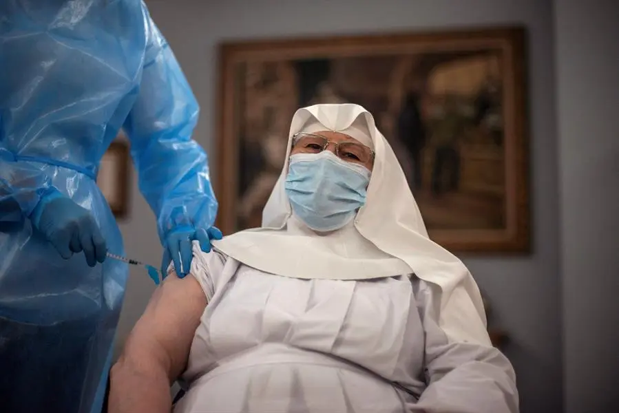 Una sanitaria vacuna contra el coronavirus a una monja en el interior de la Residencia San Jos&eacute;, gestionada por las Hermanitas de los Ancianos Desamparados, hoy s&aacute;bado, durante la administraci&oacute;n de la segunda dosis dentro de la campa&ntilde;a de vacunaci&oacute;n en Galicia.- EFE/Brais Lorenzo