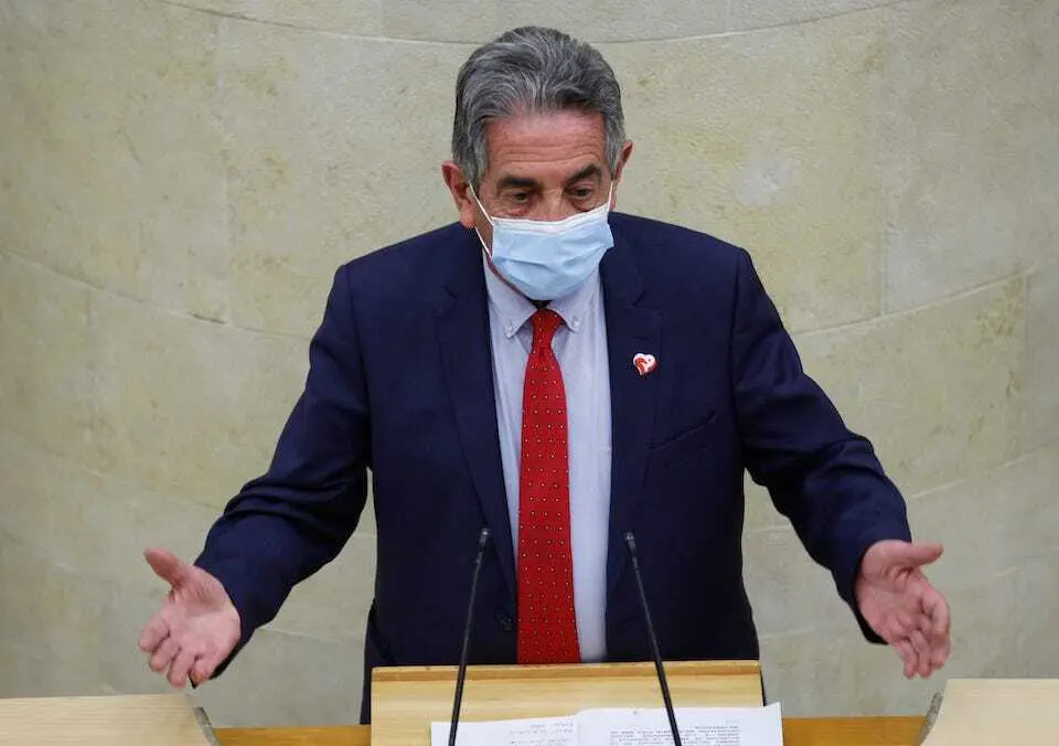 El presidente de Cantabria, Miguel &Aacute;ngel Revilla durante el pleno de ayer.