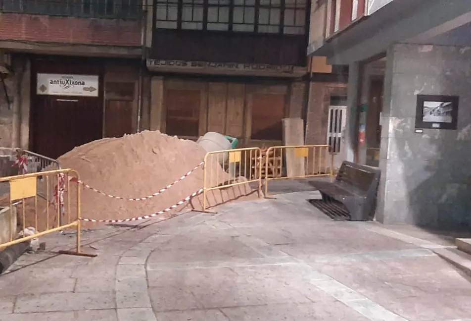 Calle c&aacute;ntabra en Potes con las obras paralizadas. / J. Velarde
