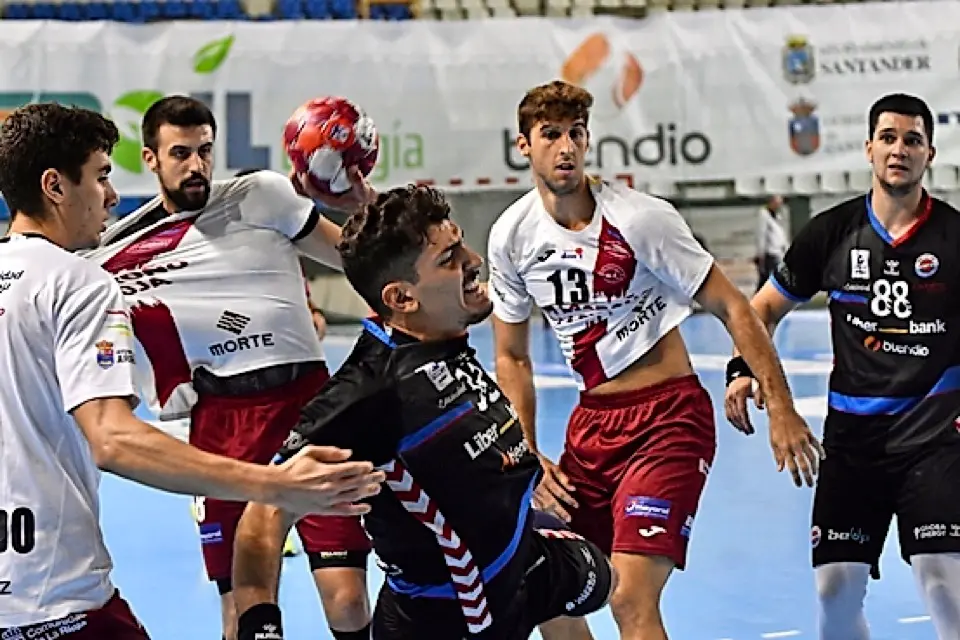 Zungri, rodeado de los defensores del Balonmano Logro&ntilde;o a los que se volver&aacute; a enfrentar esta tarde. / alerta