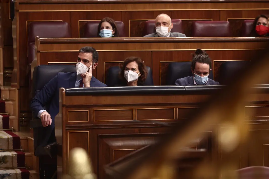 El presidente del Gobierno, Pedro S&aacute;nchez,  la vicepresidenta primera, Carmen Calvo y el vicepresidente segundo, Pablo Iglesias, en sus esca&ntilde;os en el Congreso de los Diputados.
