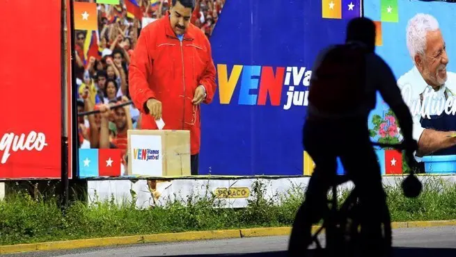Un cartel con Nicol&aacute;s Maduro depositando el voto - JUAN CARLOS HERNANDEZ / ZUMA PRESS / CONTACTOPHOTO