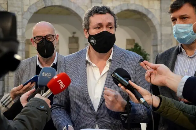 El portavoz de los populares, I&ntilde;igo Fern&aacute;ndez junto con los representantes de los otros partidos que han presentado este amparo. / ALERTA