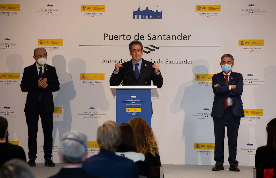 El nuevo presidente de la Autoridad Portuaria de Santander, Francisco Mart&iacute;n durante su toma de posesi&oacute;n. / ALERTA