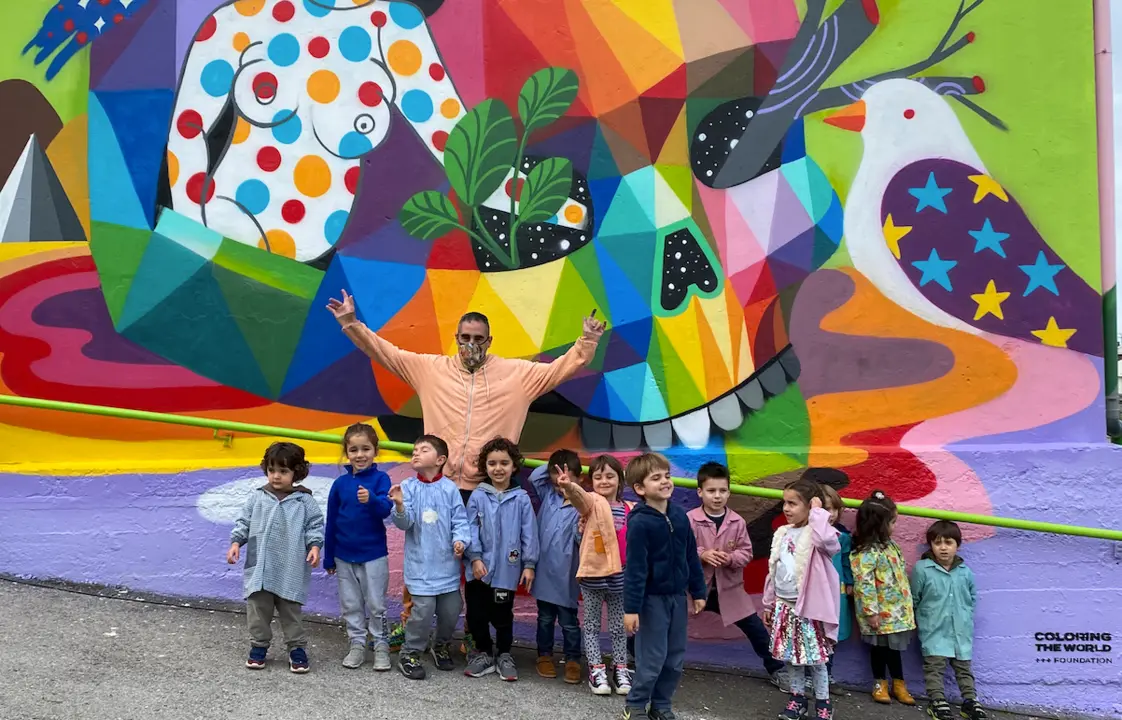 El art&iacute;sta c&aacute;ntabro, Okuda junto con los ni&ntilde;os del colegio de Miengo. / @okudart