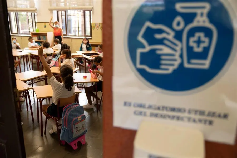 Alumnos atienden a su profesora durante una clase. EFE/Miguel Barreto/Archivo