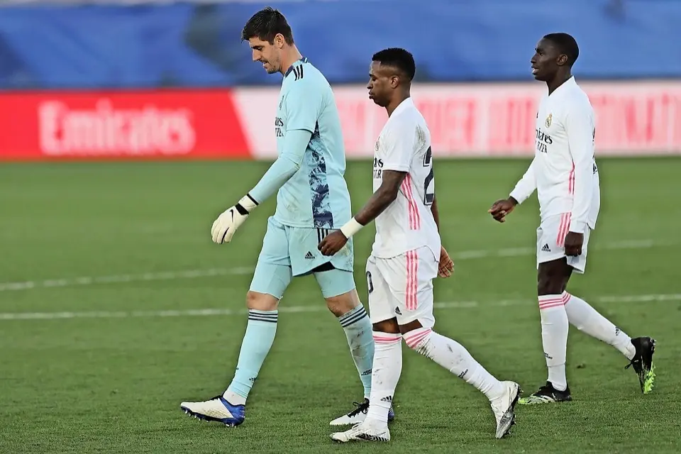 Courtois, Mendy y Vinicius abandonaron cabizbajos el terreno de juego tras el partido ante el Levante. / EFE