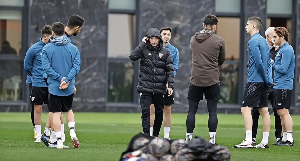 Marcelino Garc&iacute;a Toral dirigi&oacute; el entrenamiento de Athletic tras conocer el resultado del sorteo. / EFE