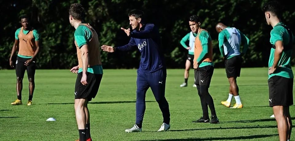 Aritz Solabarrieta, recolocando a sus jugadores durante el entrenamiento. / Hardy