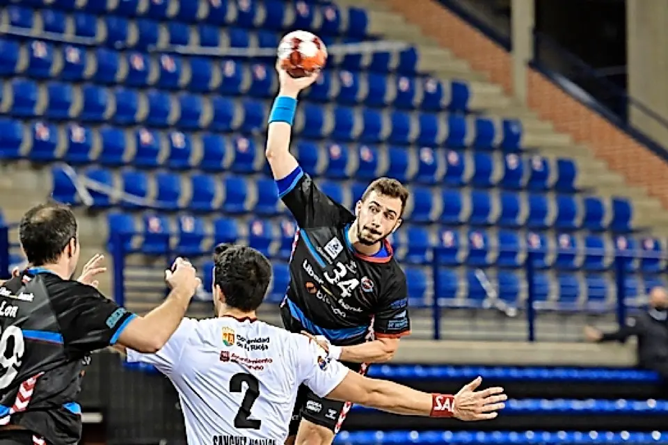 Nacho Valles, buscando el lanzamiento durante el partido del pasado mi&eacute;rcoles. / Fernando &Aacute;lvarez