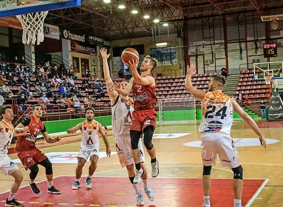 William Perry, del equipo c&aacute;ntabro, entrando a canasta en el partido de la primera vuelta. / Hugo g&oacute;mez
