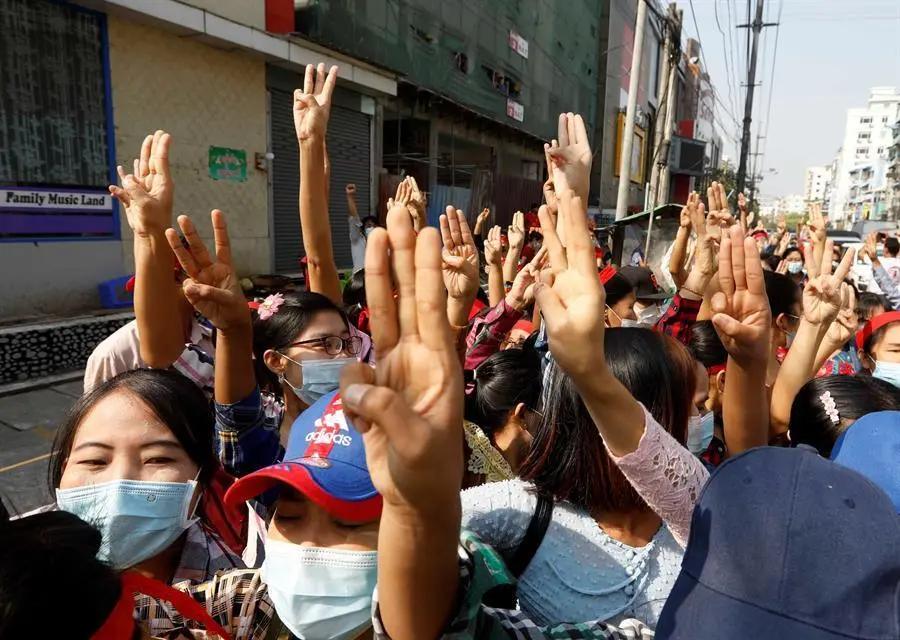 Los manifestantes hacen el saludo con tres dedos, un s&iacute;mbolo de resistencia, mientras se manifiestan contra el golpe militar en Yangon, Myanmar, el 6 de febrero de 2021.EFE/EPA/NYEIN CHAN NAING