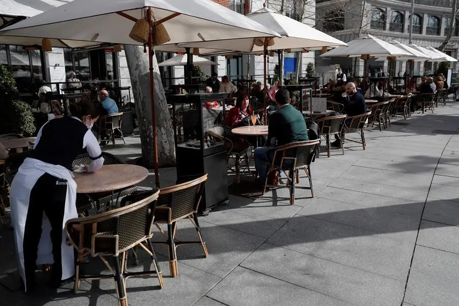 Varias personas disfrutan de una terraza de una cafeter&iacute;a en Madrid este viernes. EFE/Mariscal