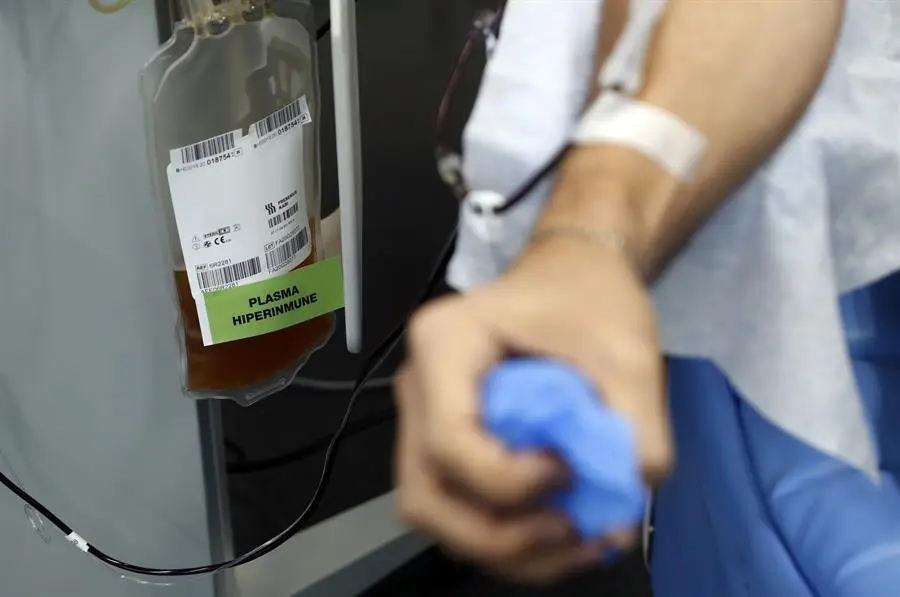 Mutaciones del SARS-CoV-2 similares a las de la variante brit&aacute;nica podr&iacute;an surgir en casos de infecci&oacute;n cr&oacute;nica en pacientes inmunodeprimidos, en los que el tratamiento prolongado puede dar al virus oportunidades para evolucionar, seg&uacute;n el caso de un paciente que fue tratado con plasma convaleciente.EFE/J.J. Guillen/Archivo