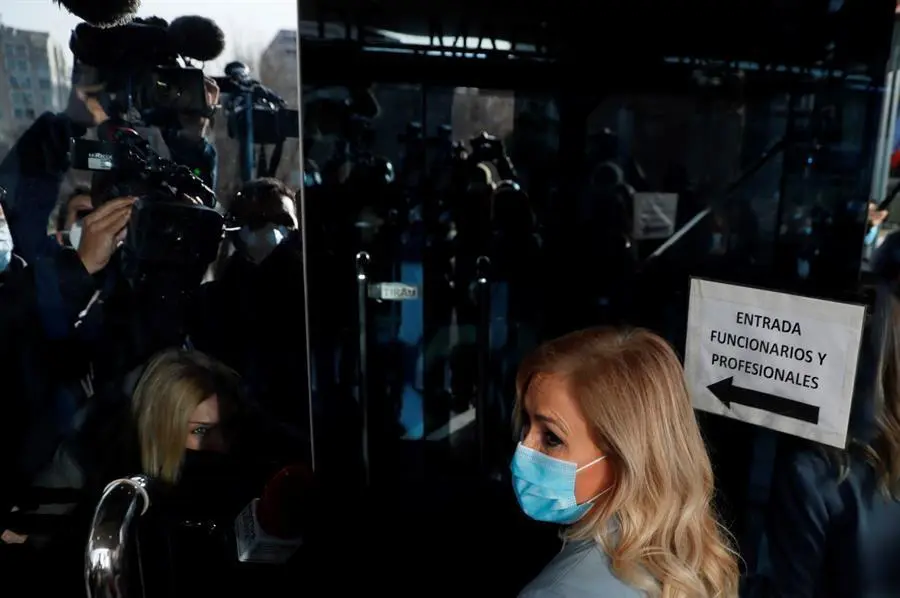 La expresidenta madrile&ntilde;a Cristina Cifuentes (d) llega a la Audiencia Provincial de Madrid este viernes para asistir a una &uacute;ltima sesi&oacute;n del juicio por el caso M&aacute;ster, en el que se enfrenta a una petici&oacute;n de tres a&ntilde;os y tres meses de c&aacute;rcel. EFE/Mariscal