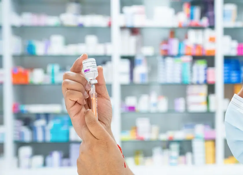 Un sanitario sustrae la dosis de AstraZeneca que no est&aacute; recomendada para mayores de 55 a&ntilde;os. / Dominic Lipinski