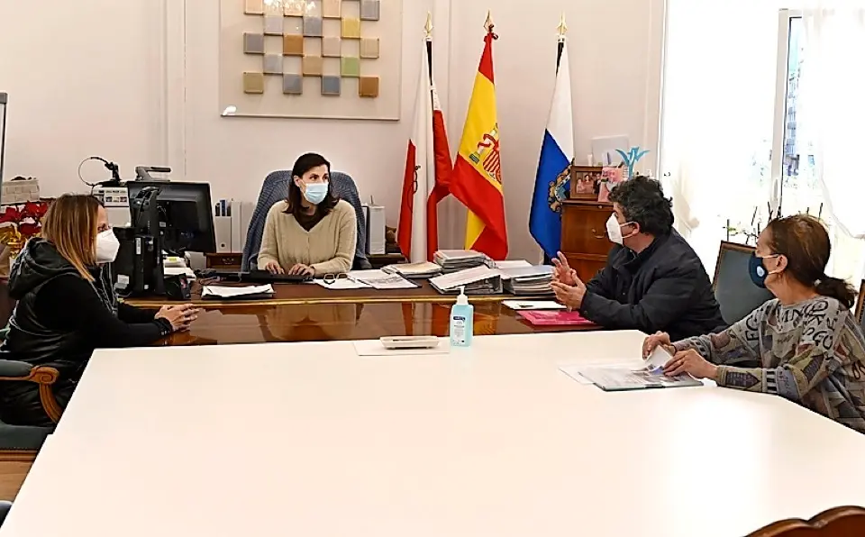 Gema Igual y Carmen Ruiz con los representantes vecinales. / ALERTA