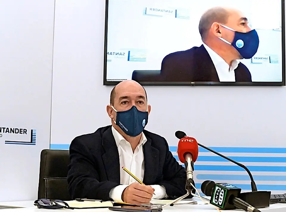 El concejal &Aacute;lvaro Lav&iacute;n durante la rueda de prensa. / ALERTA