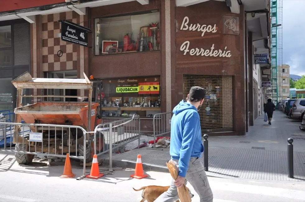 Vista de maquinaria de contrucci&oacute;n en la calle Marqu&eacute;s de Santillana en Torrelavega. / S.D.