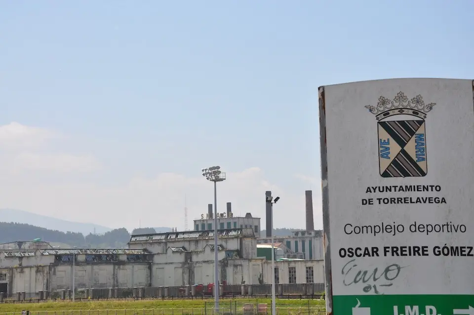 Imagen de la empresa Sniace en Torrelavega. / S.D.