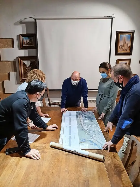 Autoridades de Santillana del Mar observando el plano de las obras. / ALERTA