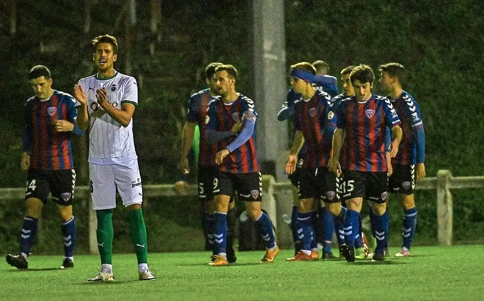 Villapalos, que hoy ser&aacute; titular en defensa, animando a sus compa&ntilde;eros tras recibir gol en Leioa. / Hardy