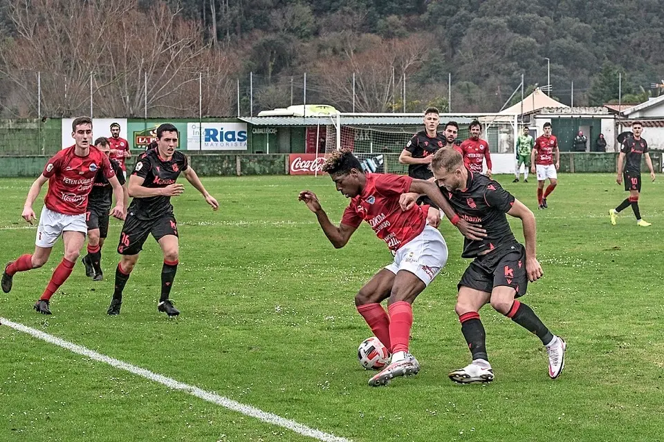 &Oacute;scar Siaf&aacute; controla el bal&oacute;n ante la presi&oacute;n de un contrario en el partido disputado el pasado fin de semana en La Caseta de Noja. / Reguera