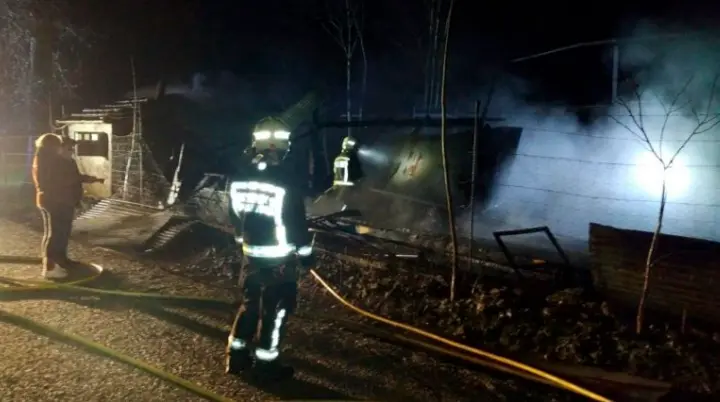 Los bomberos del Servicio de Emergencias 112 del Gobierno de Cantabria ha extinguido esta madrugada un incendio declarado en un cobertizo de La Encina, en Santa Mar&iacute;a de Cay&oacute;n.