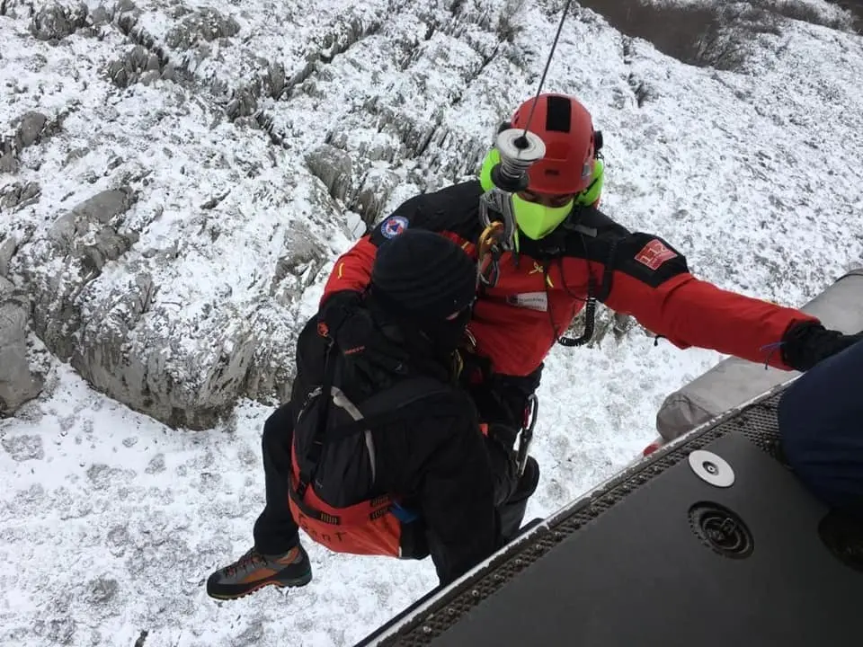 Momento de la evacuaci&oacute;n del hombre de 42 a&ntilde;os. /112