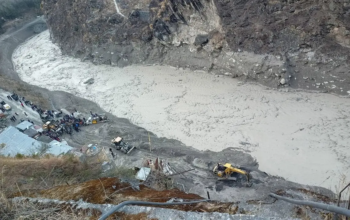 Operaci&oacute;n de rescate cerca de la central de Dhauliganga tras la avalancha, este domingo en la aldea de Reni, en la India.ARVIND MOUDGIL / EFE