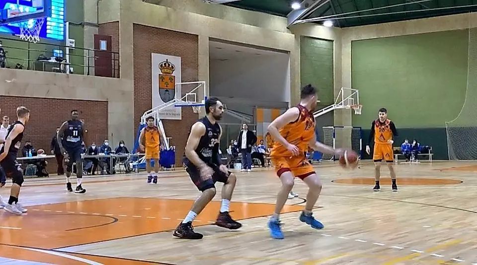 Un momento del partido de ayer en Salamanca. / hugo g&oacute;mez