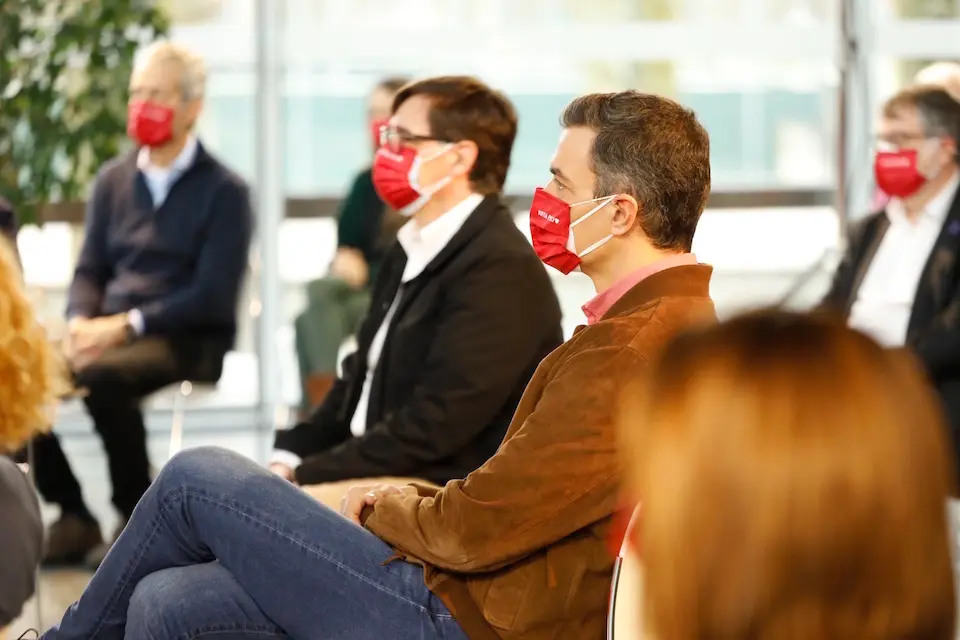 El presdiente del Gobierno, Pedro S&aacute;nchez, en un acto de campa&ntilde;a de las elecciones catalanas junto con el candidato socialista, Salvador Illa. / E. PRESS