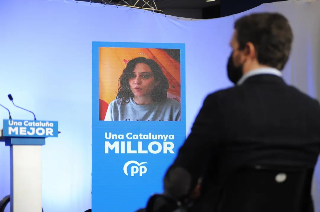 La presidenta de la Comunidad de Madrid, Isabel D&iacute;az Ayuso interviene por videoconferencia durante un acto central de campa&ntilde;a electoral en L'Hospitalet de Llobregat en Barcelona, Catalu&ntilde;a (Espa&ntilde;a), a 7 de febrero de 2021.