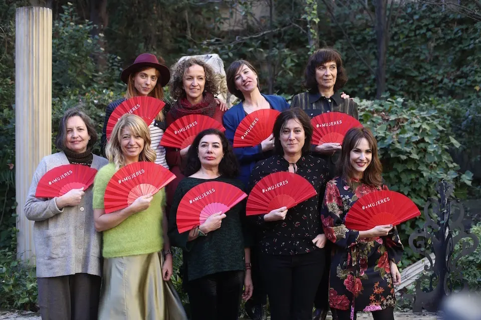 Abanicos para reivindicar el papel de la mujer en la gala de los Goya. / E. PRESS