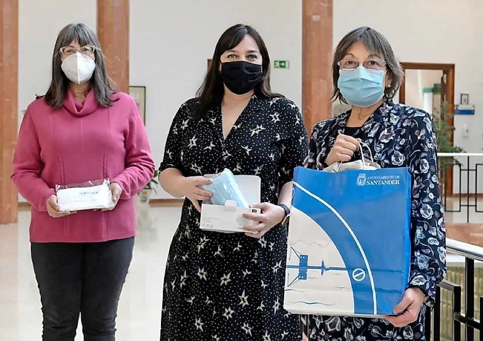Noem&iacute; M&eacute;ndez con representantes de Lupus Cantabria. / ALERTA