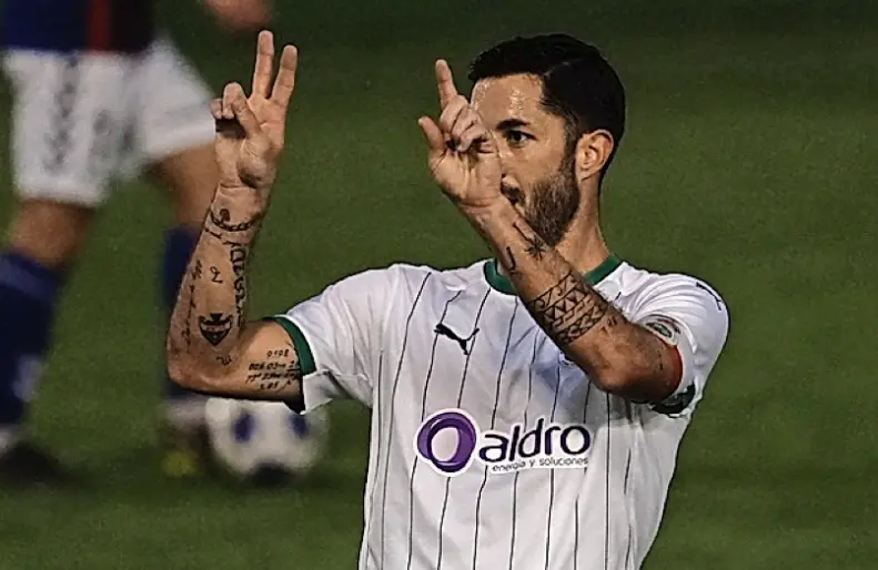 &Aacute;lvaro Cejudo se&ntilde;ala el n&uacute;mero 21 de su amigo y excompa&ntilde;ero Figueras tras marcar su gol. / Hardy