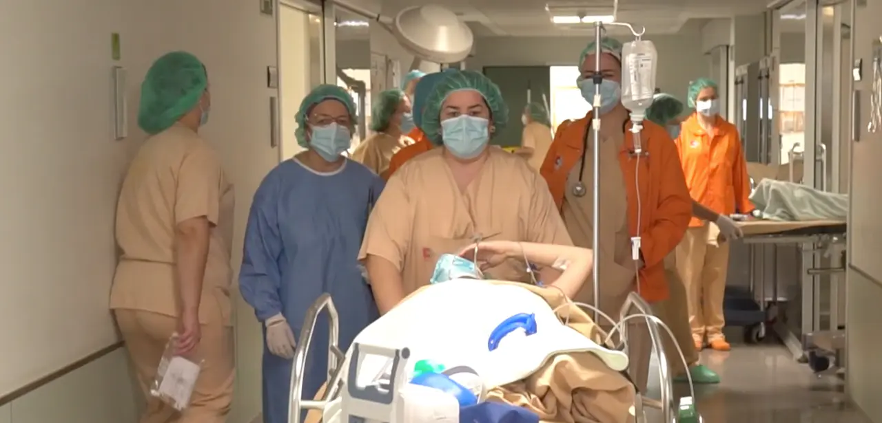 Vista de los sanitarios del Hospital Marqu&eacute;s de Valdecilla trasladando a un paciente. / TREVOL