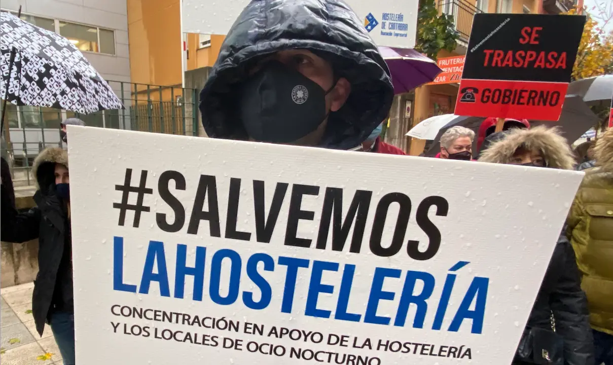 Manifestaci&oacute;n en las puertas del edificio del Gobierno de Cantabria. / ALERTA