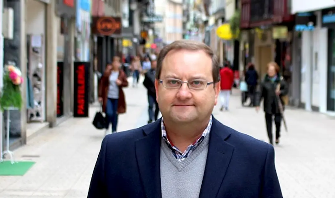 El coordinador, Agust&iacute;n Prieto en la calle Consolaci&oacute;n de Torrelavega. / ALERTA