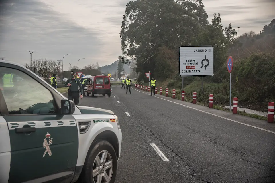 Control situado en la salida de Laredo que en estos momentos sigue confinada su poblaci&oacute;n. / Tono Reguera