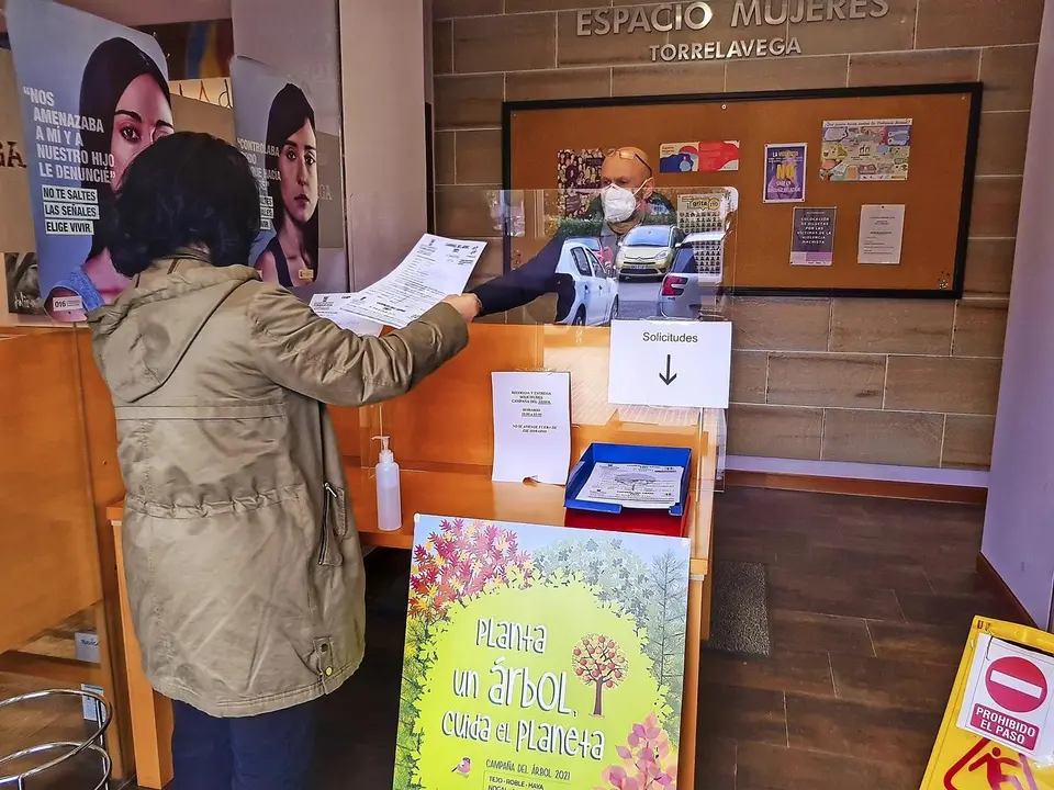 Registrando una petici&oacute;n para la campa&ntilde;a del &aacute;rbol. / ALERTA