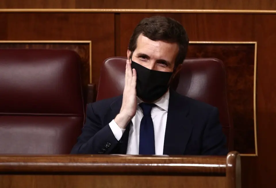 El l&iacute;der del PP, Pablo Casado, hace un gesto en su cara durante la primera sesi&oacute;n de control al Gobierno de 2021 celebrada en el Congreso de los Diputados, en Madrid, (Espa&ntilde;a), a 3 de febrero de 2021. Esta primera sesi&oacute;n de control estar&aacute; marcada, entre otras cuestiones, por la tercera ola de la pandemia de coronavirus, la llegada al Ejecutivo del nuevo ministro de Pol&iacute;tica Territorial y Funci&oacute;n P&uacute;blica, que se estrena en la C&aacute;mara Baja, y la campa&ntilde;a de las elecciones catalanas que se celebrar&aacute;n el pr&oacute;ximo domingo 14 de febrero. Asimismo, la crisis migratoria y la situaci&oacute;n que se vive en Canarias tambi&eacute;n ocupar&aacute; espacio en la sesi&oacute;n.
03 FEBRERO 2021;SESION DE CONTROL;PLENO
E. Parra. POOL / Europa Press
3/2/2021