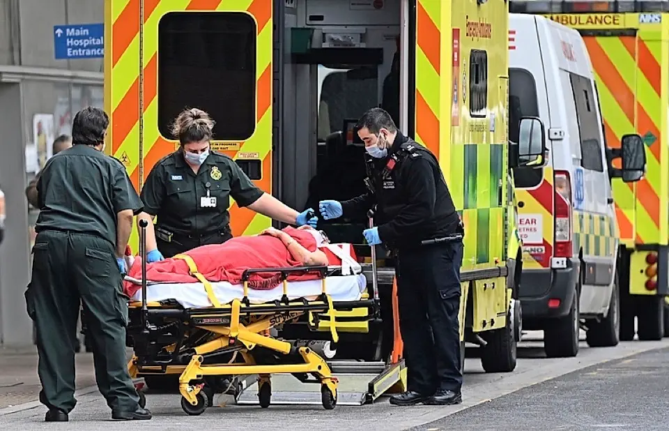 El personal de una ambulancia lleva a un paciente al hospital Royal London en Londres, Gran Breta&ntilde;a, 04 de febrero de 2021. / EFE/EPA/ANDY RAIN