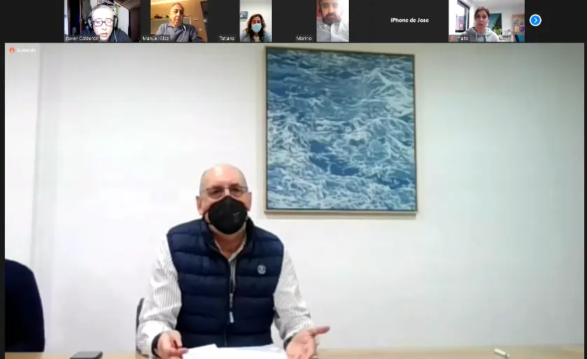 El alcalde de Miengo, Jos&eacute; Cabrero y los concejales de los diferentes partidos durante el pleno extraordinario. / ALERTA