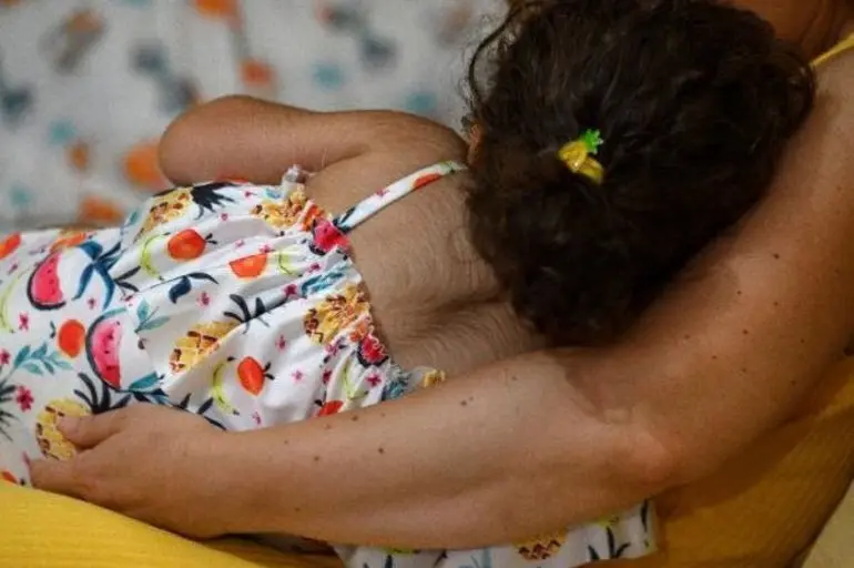 Una ni&ntilde;a c&aacute;ntabra afectada por el crecepelo. / ALERTA