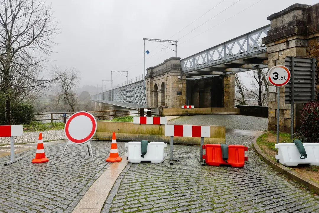 Frontera del Puente Internacional Tui-Valen&ccedil;a cortada al paso, en Pontevedra, Galicia, a 31 de enero de 2021. Los controles entraron en vigor la pasada madrugada hasta el 10 de febrero en la frontera interior terrestre, con el objetivo de ayudar a control